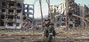 Mariupol resiste ao ataque e cerco das tropas russas há mais de seis semanas  