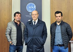 Adriano Quintanilha, Pinto da Costa e Nuno Ribeiro (da esq. para a dta.), respetivamente, presidente da W52, presidente do FC Porto e diretor-desportivo da W52