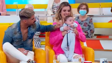Jéssica e Rui Pedro apresentam o pequeno Isaac no Manhã CM