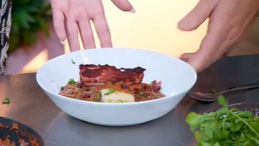 Chef Chakall prepara um bacalhau à la carreira
