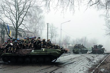 Tropas ucranianas perto de uma localidade recapturada a norte de Kiev