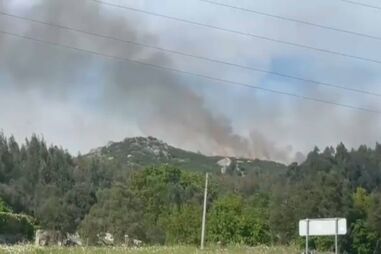 Três meios aéreos e 52 operacionais combatem incêndio em Penafiel