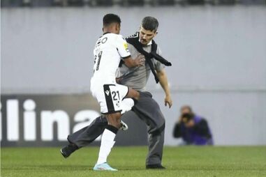 Adepto que invadiu relvado no Vitória de Guimarães-FC Porto proibido de entrar em estádios