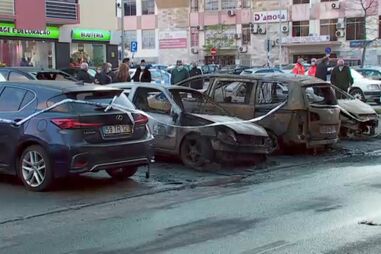 Incêndio junto a Centro Comercial destrói sete carros nas Paivas, Seixal. Veja as imagens