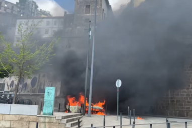 Carro em chamas no Porto