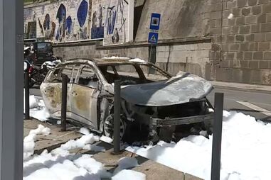 Carro arde por completo à saída do túnel da Ribeira no Porto