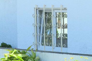 15 anos de mistério Casa onde desapareceu Maddie tem agora grades nas janelas