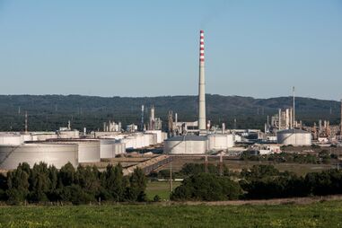 China exige que refinarias privadas mantenham produção "a todo o custo"