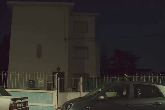 Homem atinge com disparos de caçadeira janelas da habitação de um vizinho em Cascais