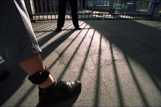 Corta pulseira eletrónica e foge a pena por 15 facadas em Leiria