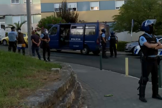 Homem encapuzado assalta banco em Odivelas