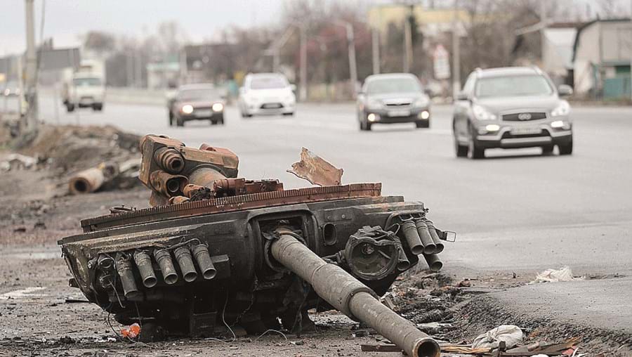 Brovary. Destroços de um tanque russo junto a uma estrada nos arredores da capital ucraniana