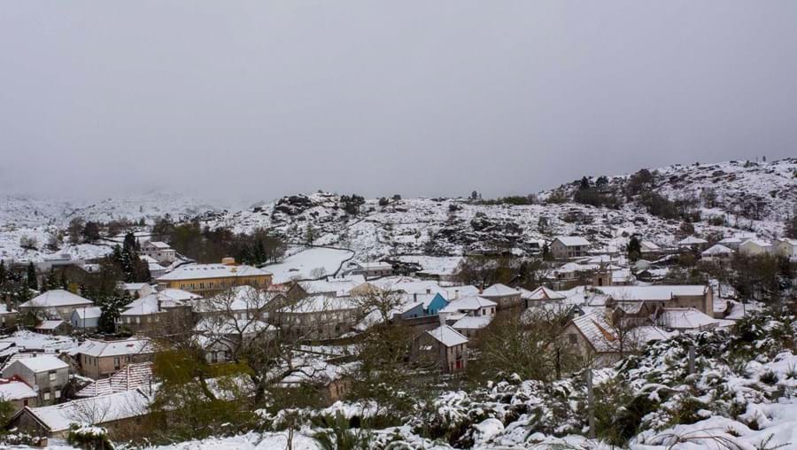 Freguesia de Cubalhão, em Melgaço, coberta com manto branco