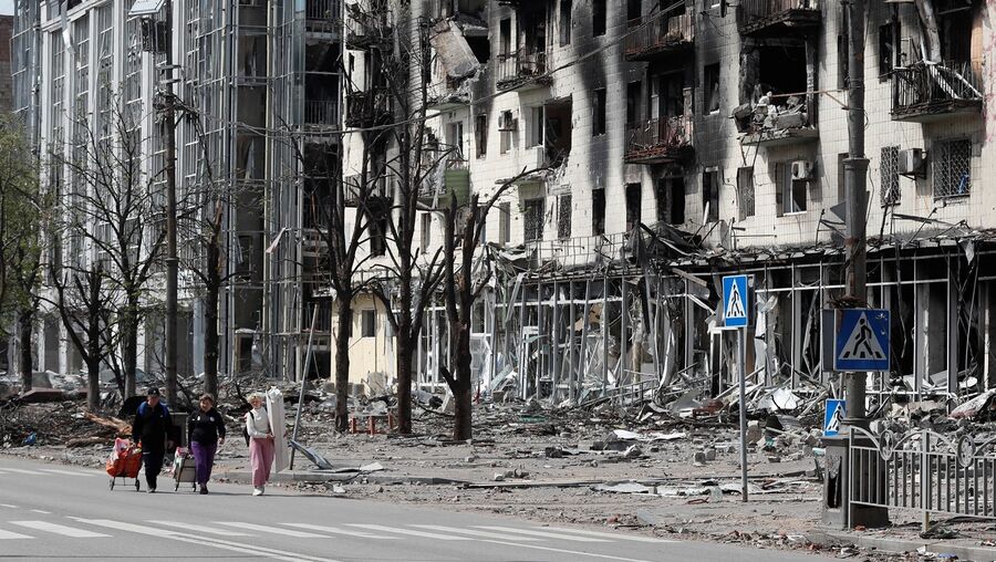 Batalhão Azov diz que mais de 400 feridos foram retirados da metalúrgica de Azovstal, em Mariupol