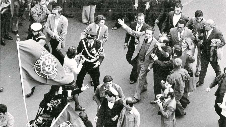 Mário Soares recebido em triunfo no 1º de Maio de 1974. Um ano depois foi diferente 