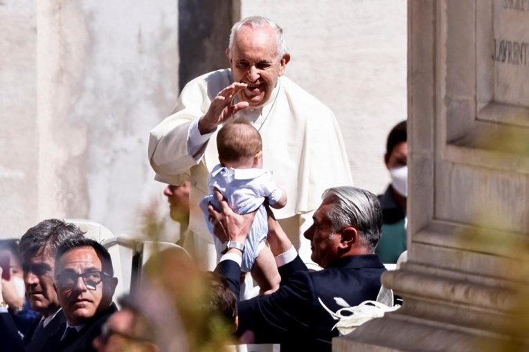 Após a missa, o Papa Francisco saudou a multidão e abençoou de perto alguns fiéis, incluindo um bebé que lhe foi apresentado