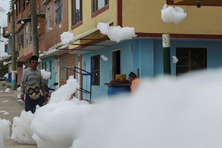 Nuvens de espuma tóxica flutuam pelas ruas do subúrbio de Bogotá