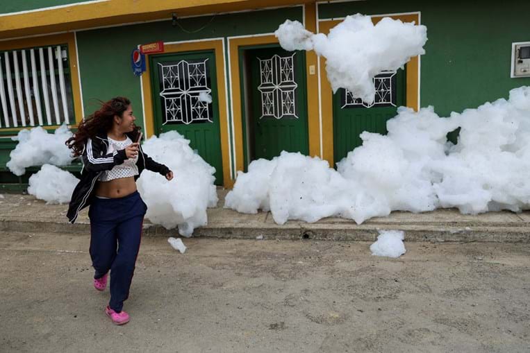 Nuvens de espuma tóxica flutuam pelas ruas do subúrbio de Bogotá