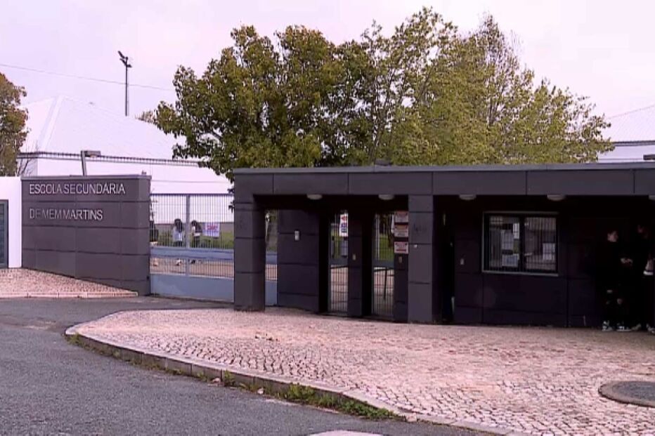 Jovem suspeito de esfaquear ex-namorada em escola de Sintra já tinha espancado a vítima 