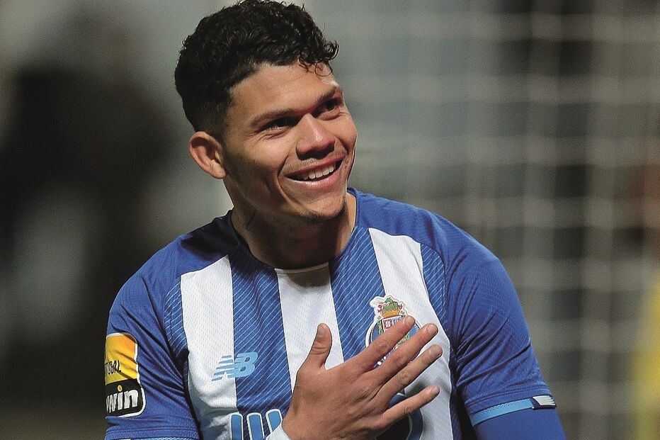 Evanilson garante que é muito fácil jogar ao lado de Taremi 