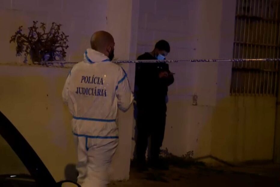 Homem morto com 7 tiros à porta do prédio em Chelas