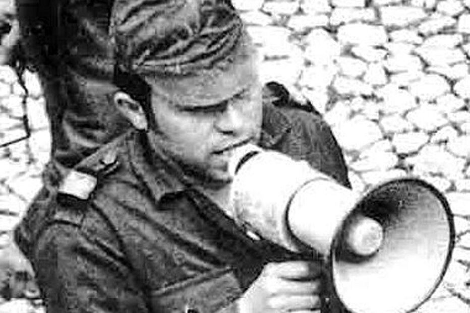 Maia no Largo do Carmo, onde pediu a rendição de Marcello Caetano 