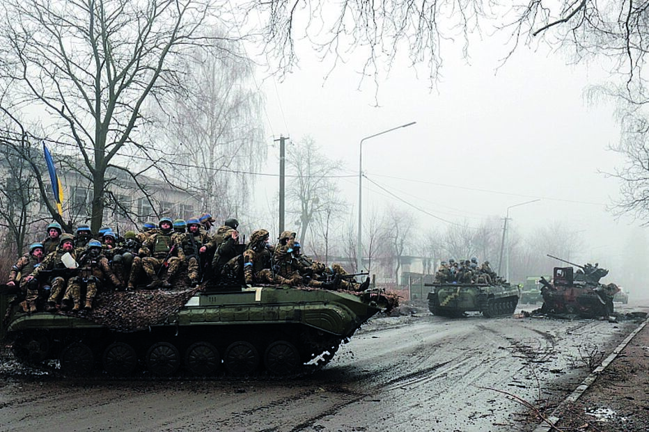 Tropas ucranianas perto de uma localidade recapturada a norte de Kiev