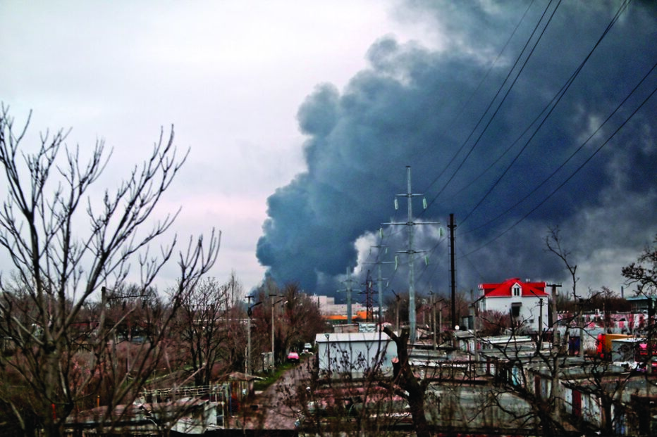 Ataque provocou uma densa coluna de fumo visível em toda a cidade  