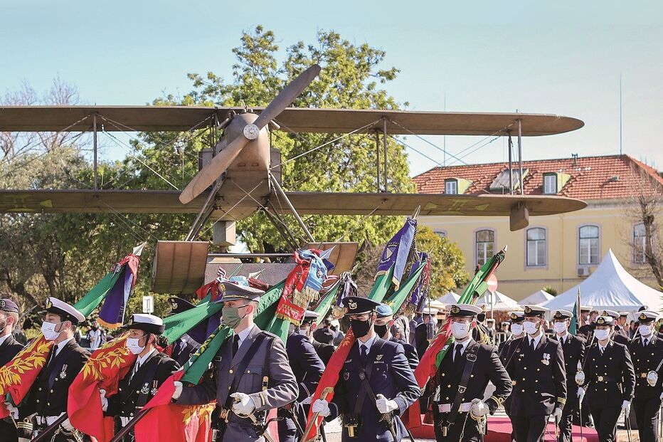 Desfile frente ao monumento a Sacadura Cabral e Gago Coutinho, uma réplica em aço inox do hidroavião ‘Santa Cruz’, em Belém, no local de onde ambos partiram em 1922 