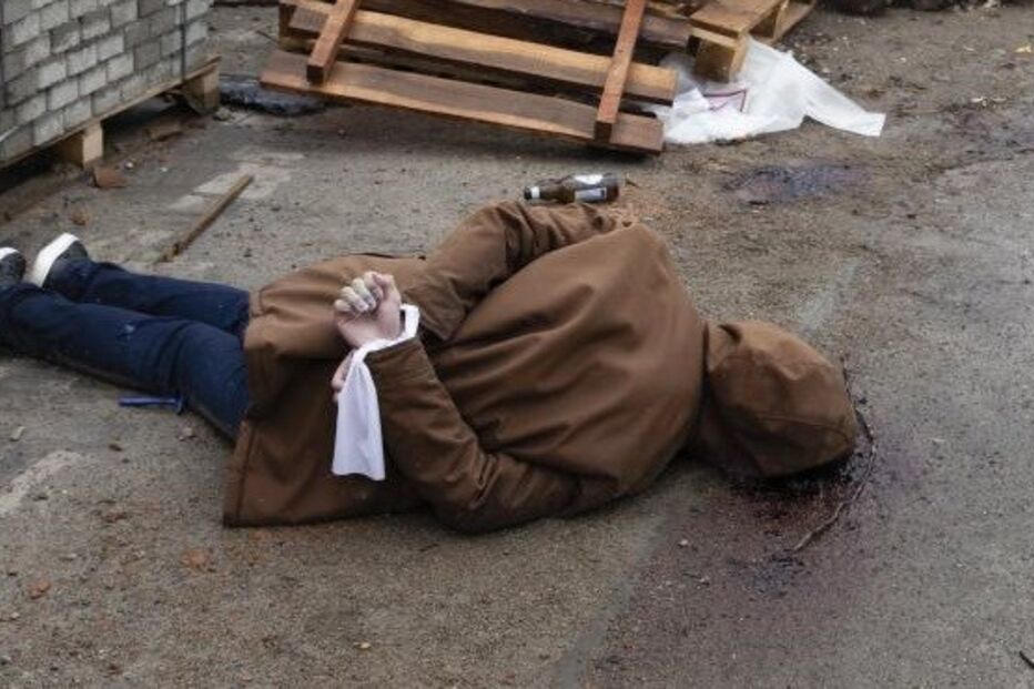 Dezenas de corpos, alguns com as mãos atadas atrás das costas, foram encontrados após a retirada das tropas russas de Bucha	