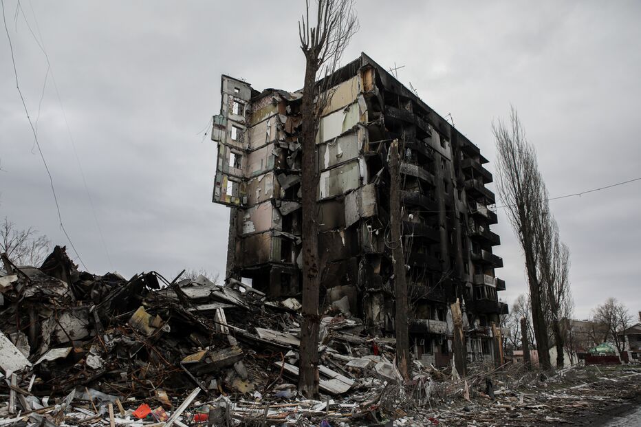 Prédios e casas em zonas residenciais foram bombardeados pelos russos em Borodyanka 