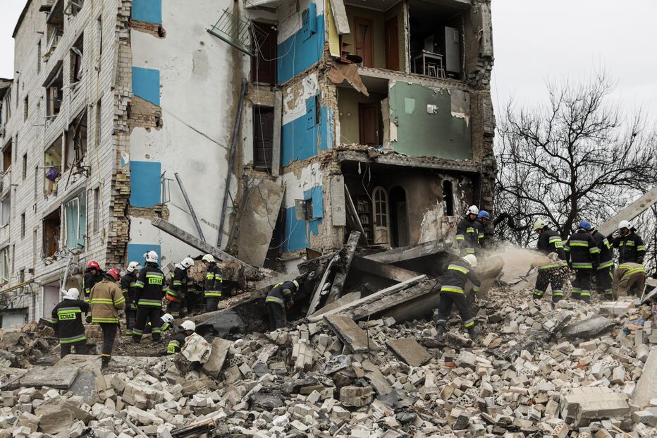 Prédios e casas em zonas residenciais foram bombardeados pelos russos em Borodyanka 