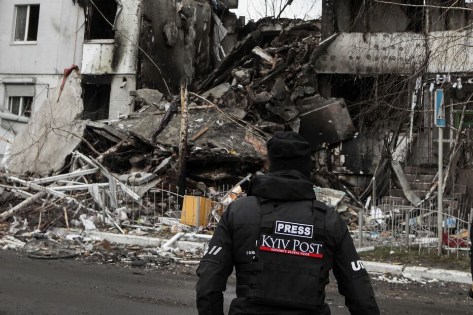 Prédios e casas em zonas residenciais foram bombardeados pelos russos em Borodyanka 