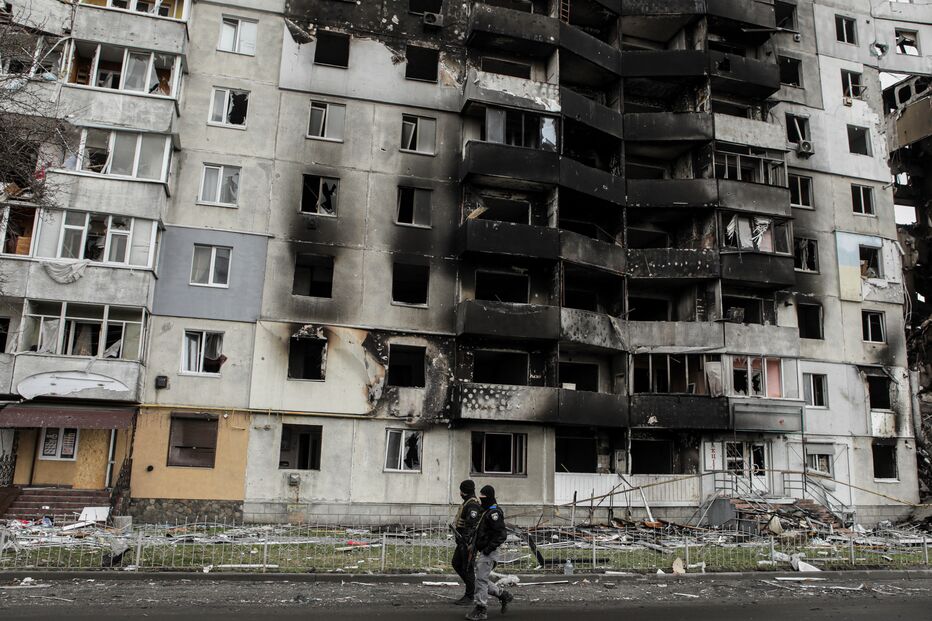 Prédios e casas em zonas residenciais foram bombardeados pelos russos em Borodyanka 