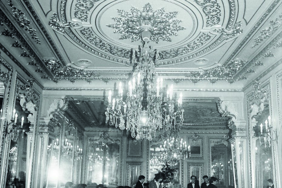 O Tavares decidiu fechar a sala principal e servir refeições económicas no 1º andar 