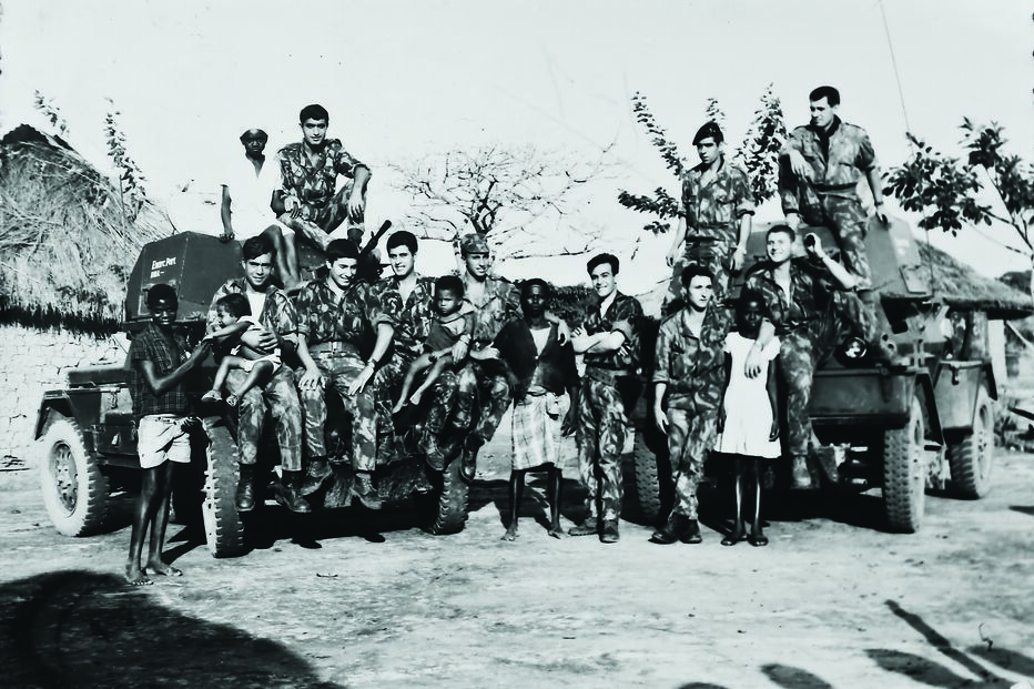 Com camaradas e habitantes locais 