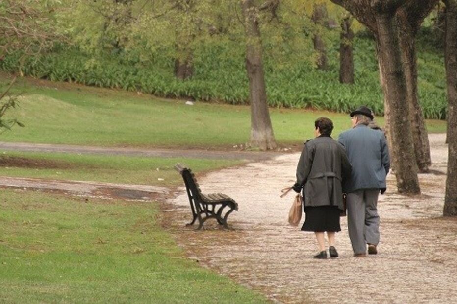 Autora de livro critica que lares de idosos funcionam atualmente como há 20 anos