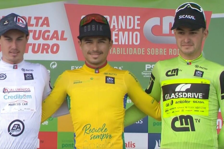 Gabriel Rojas, com os vencedores das etapas anteriores da prova