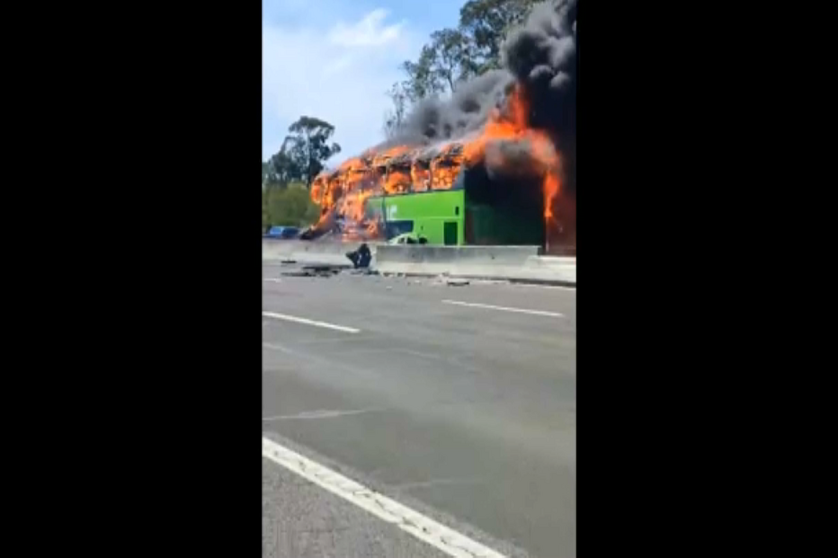 Autocarro incendeia-se na A8	