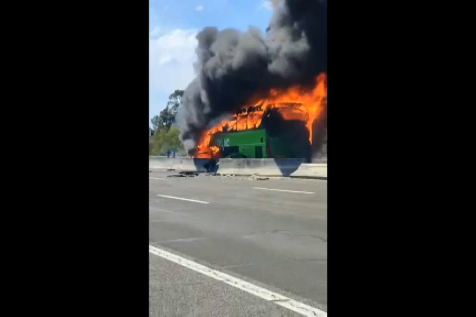 Autocarro incendeia-se na A8	
