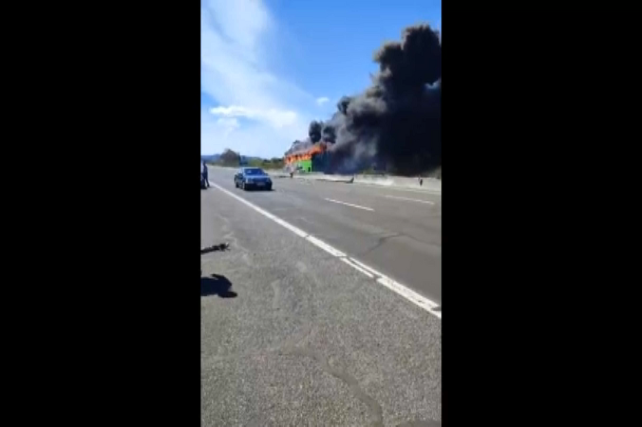 Autocarro incendeia-se na A8	