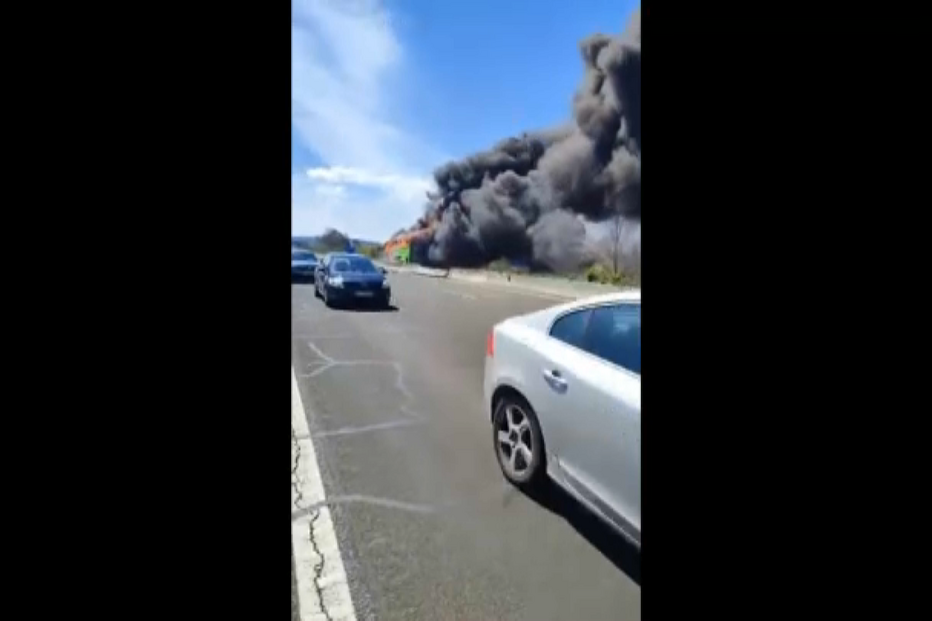 Autocarro incendeia-se na A8	