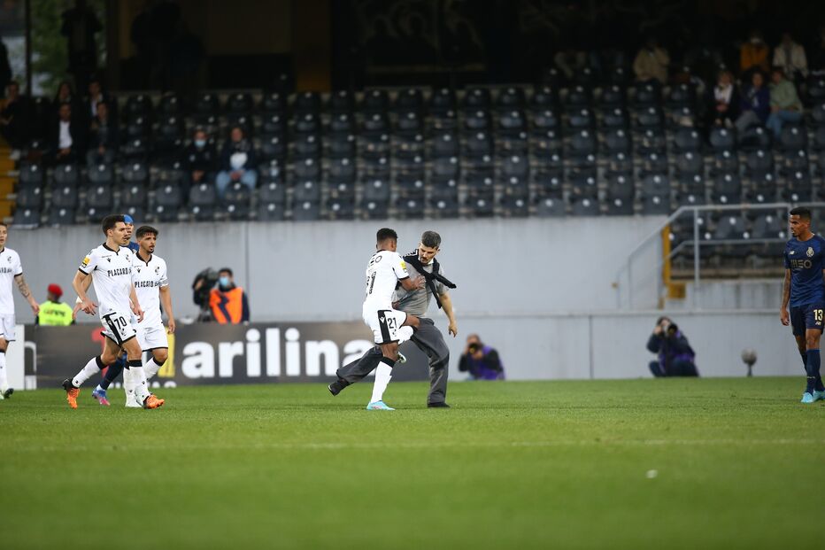 Adepto invade partida em Guimarães	