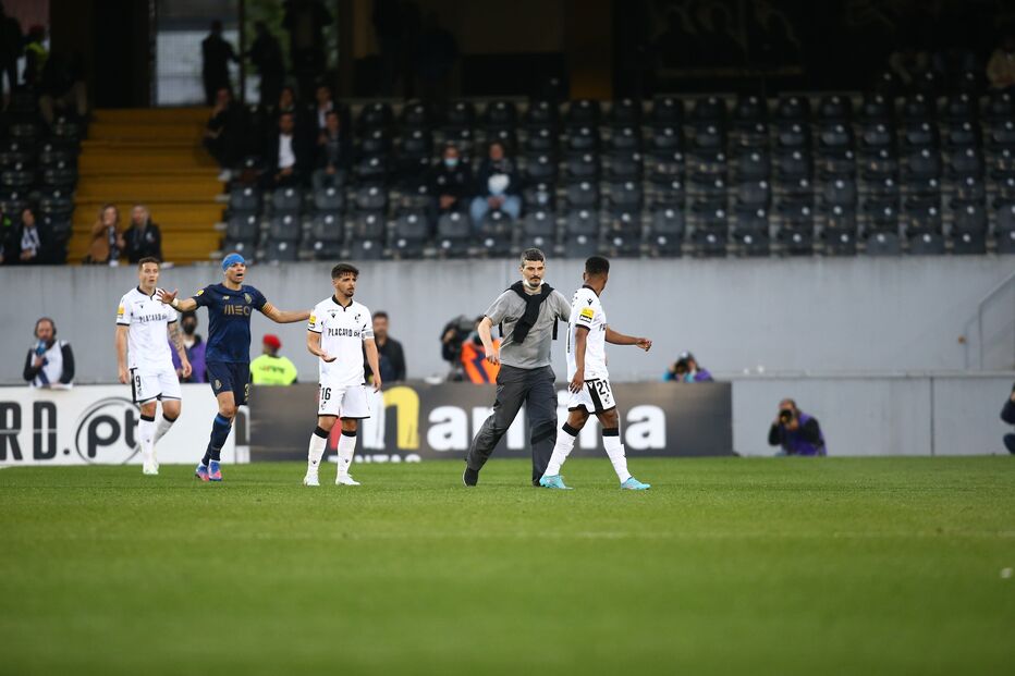 Adepto invade partida em Guimarães	