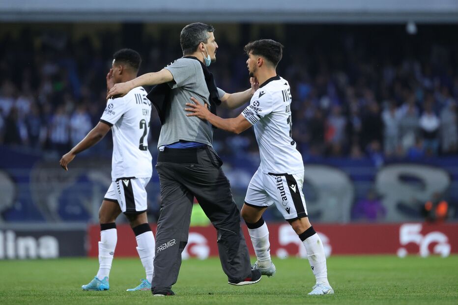 Adepto invade partida em Guimarães