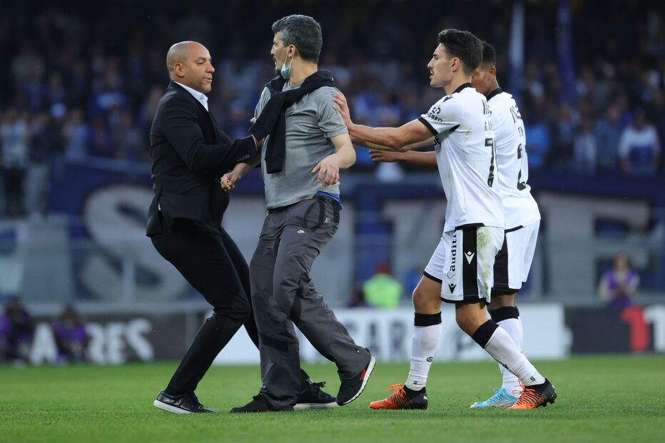 Adepto invade partida em Guimarães