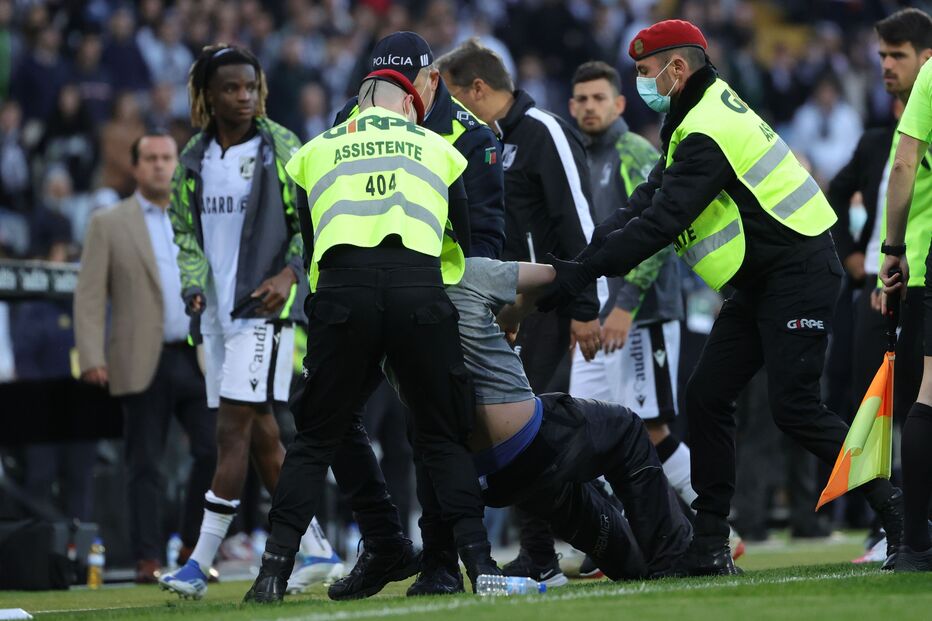 Adepto invade partida em Guimarães