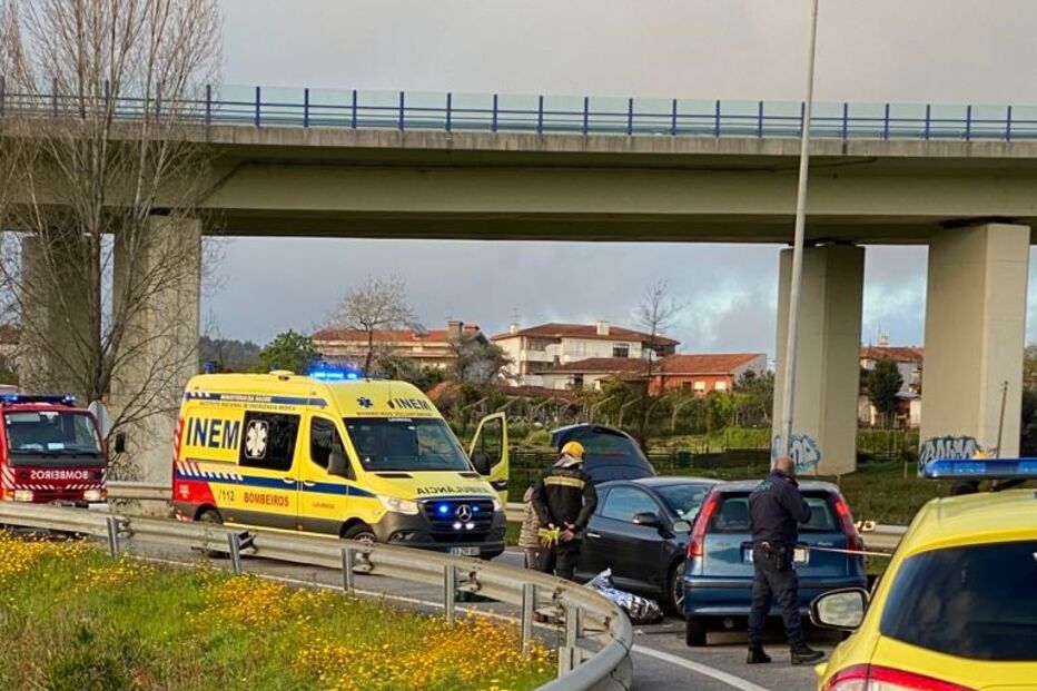 Colisão entre dois carros provoca cinco feridos em Santa Maria da Feira