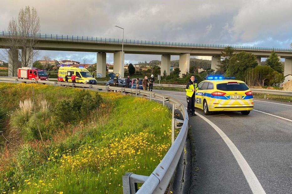 Colisão entre dois carros provoca cinco feridos em Santa Maria da Feira
