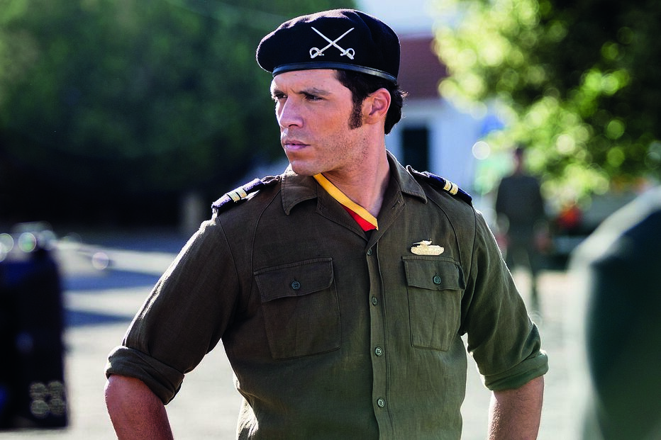 Tomás Alves, rosto conhecido da televisão e de filmes como ‘Um Amor de Perdição’, é Salgueiro Maia nas várias etapas da vida, até  à morte aos 47 anos 